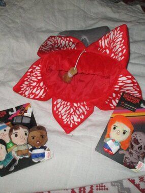 Stranger Things Demogorgon Cat bed, catnip toy Crinkle kitten + plush toys NWT